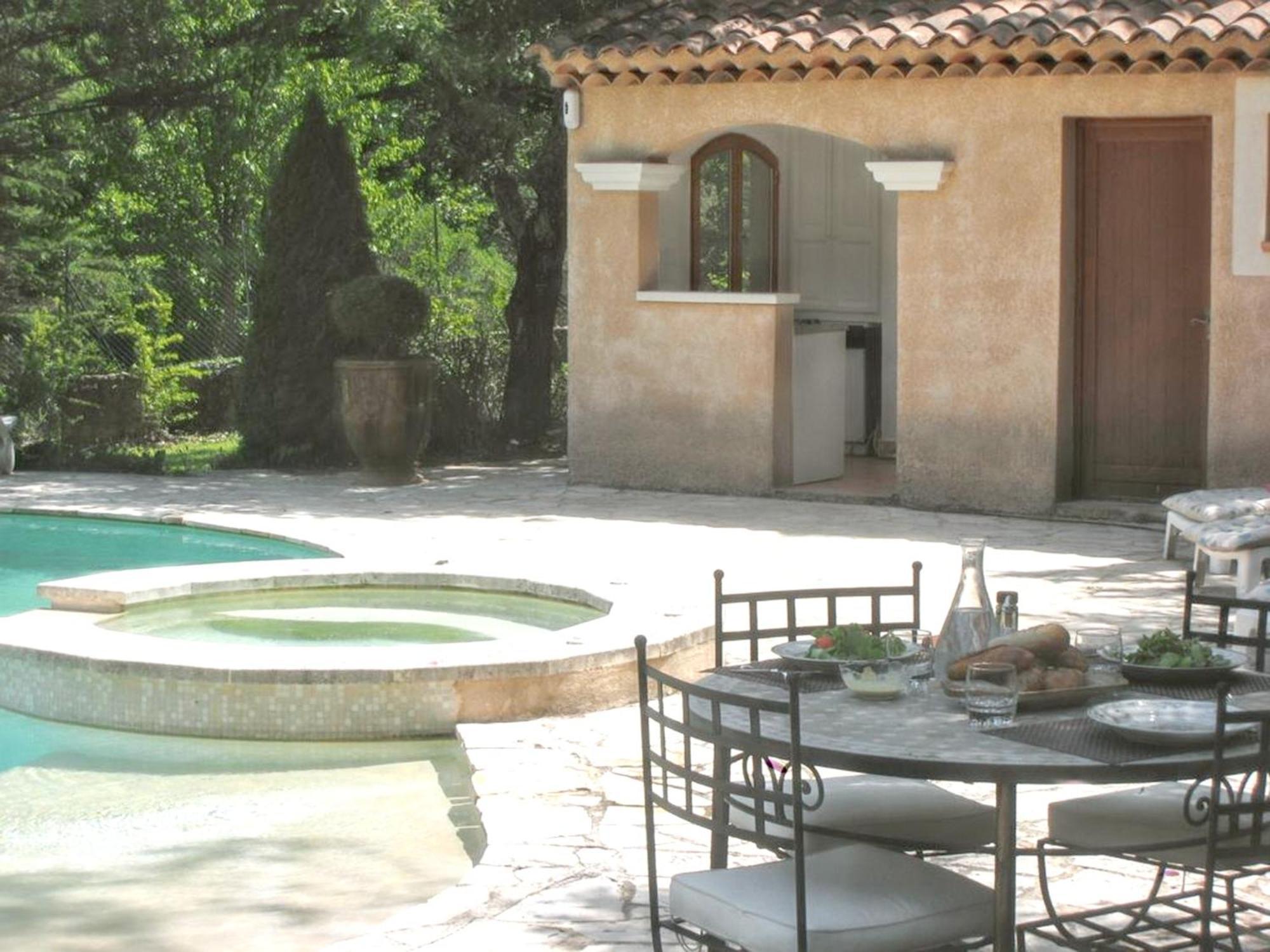 Villa Spacieuse Avec Piscine A Saint Maximin Luaran gambar
