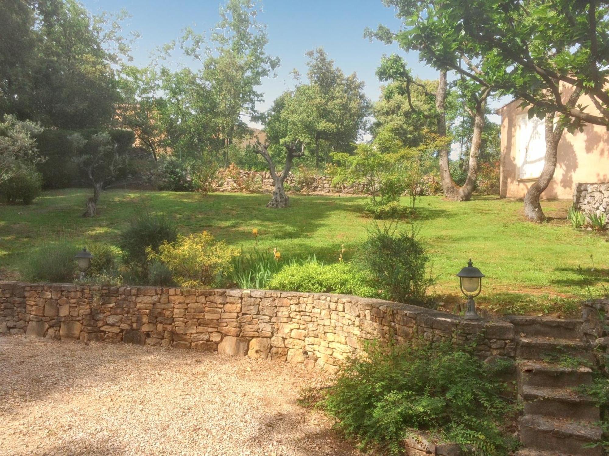 Villa Spacieuse Avec Piscine A Saint Maximin Luaran gambar