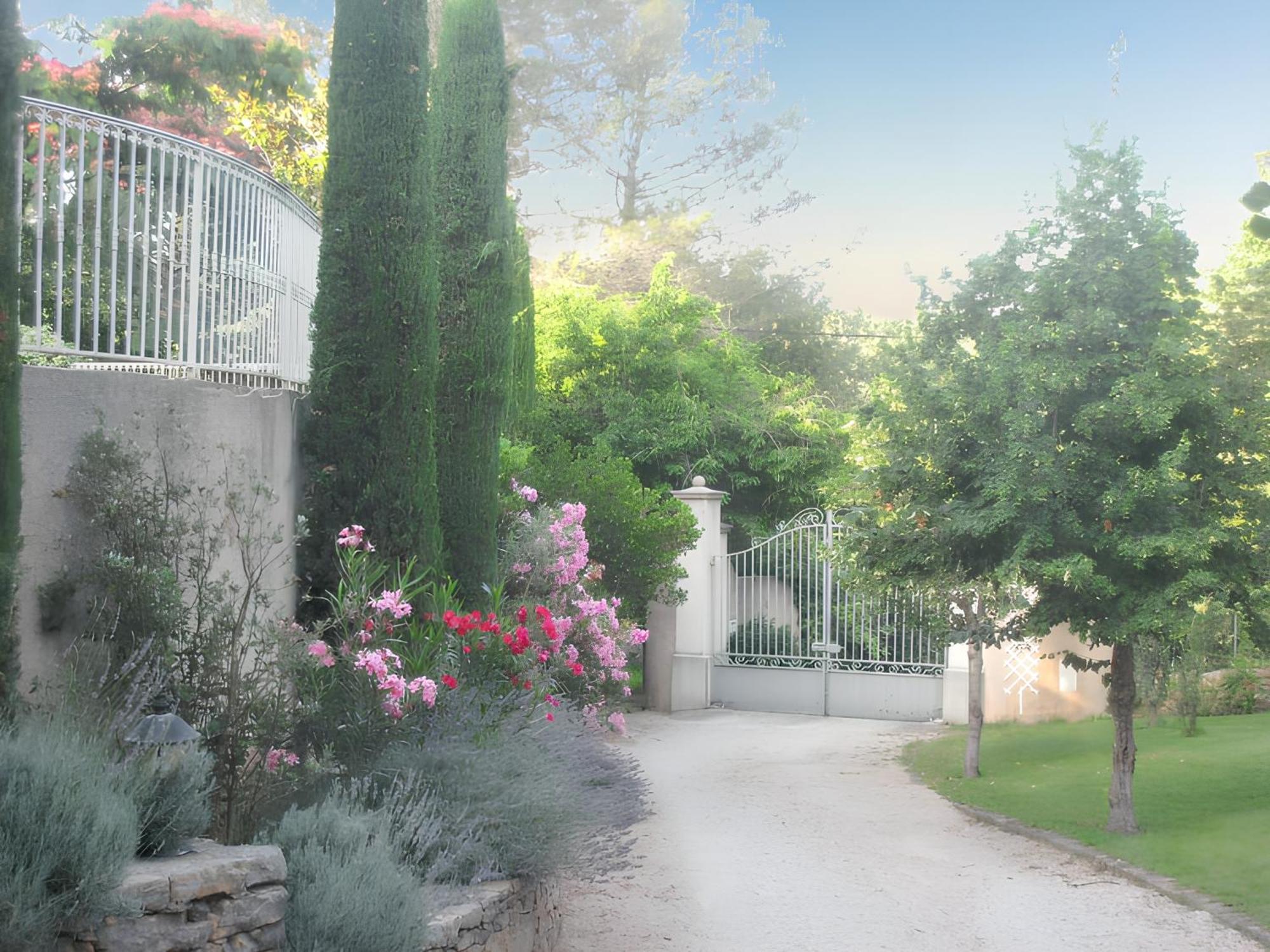 Villa Spacieuse Avec Piscine A Saint Maximin Luaran gambar