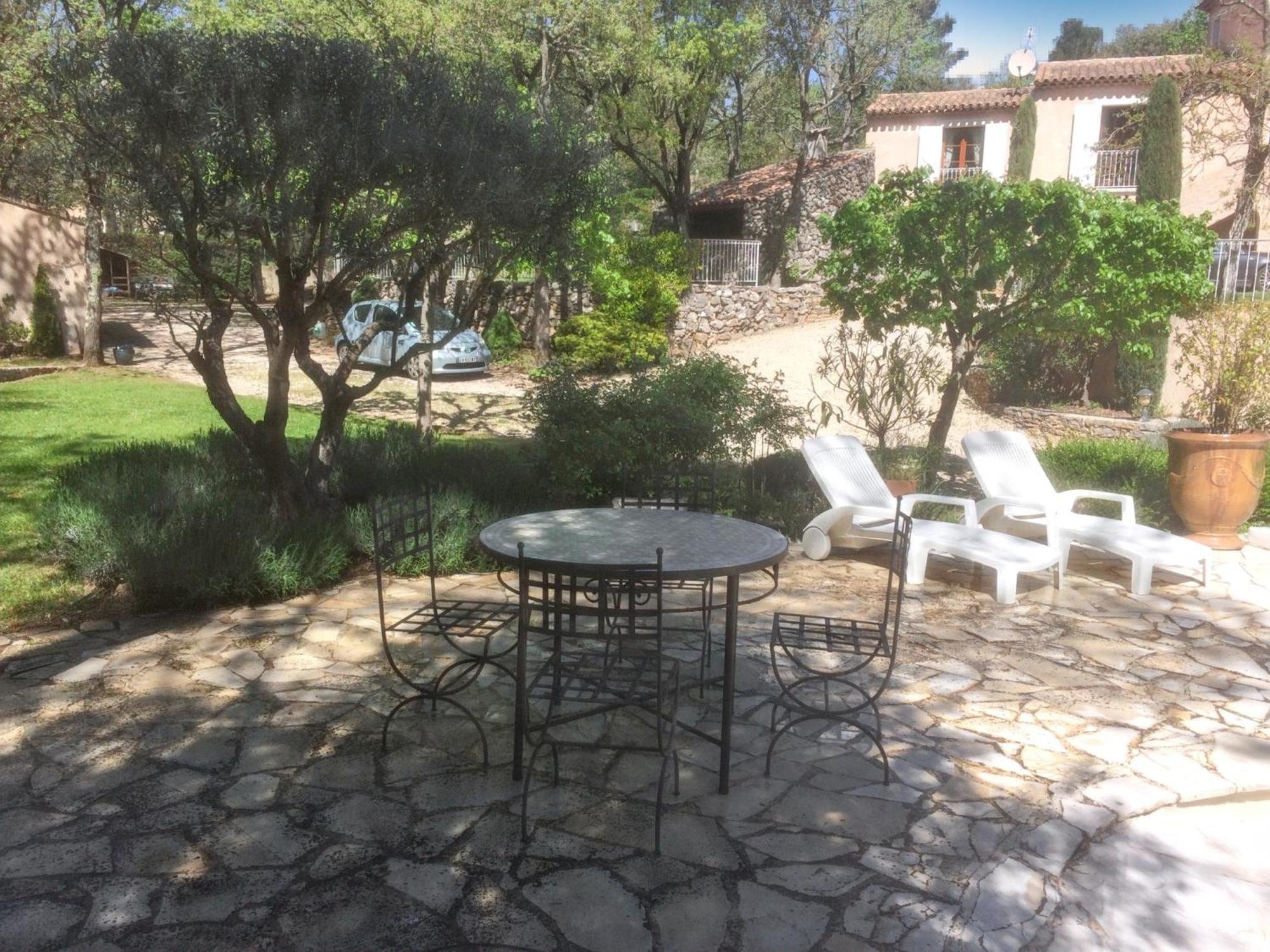 Villa Spacieuse Avec Piscine A Saint Maximin Luaran gambar