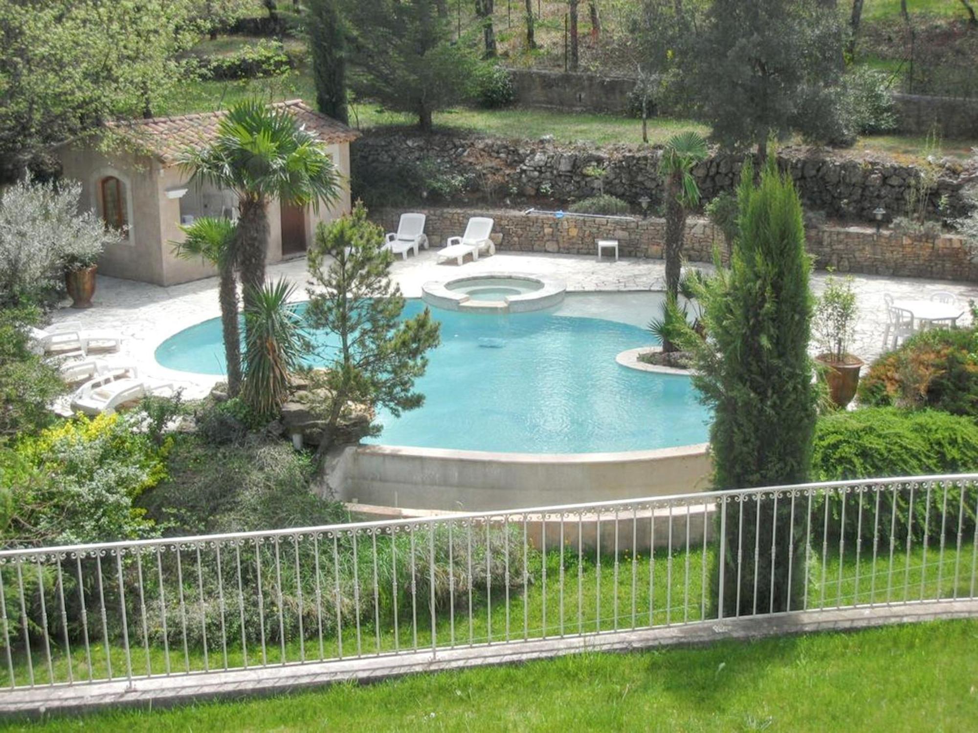 Villa Spacieuse Avec Piscine A Saint Maximin Luaran gambar