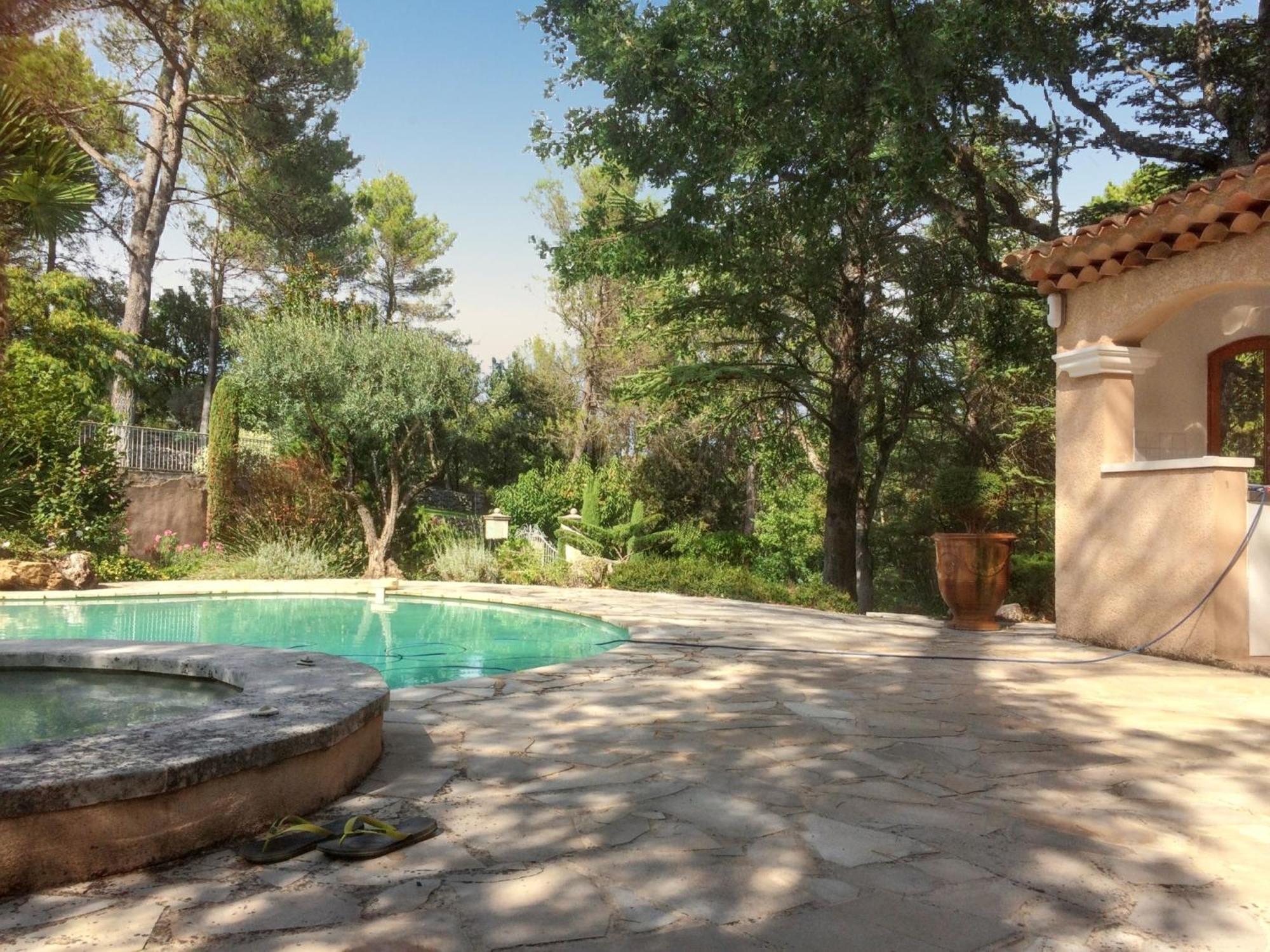 Villa Spacieuse Avec Piscine A Saint Maximin Luaran gambar