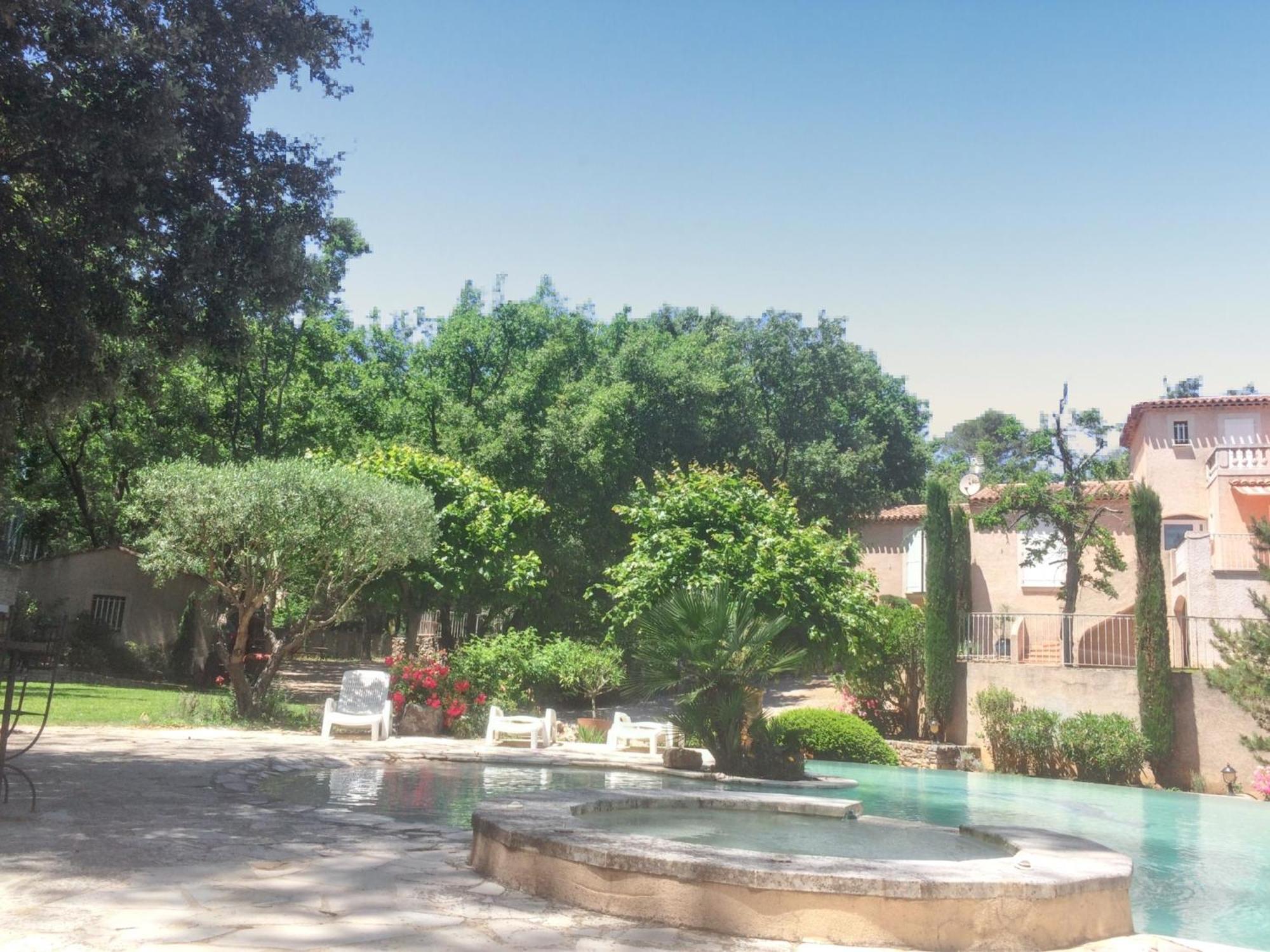 Villa Spacieuse Avec Piscine A Saint Maximin Luaran gambar