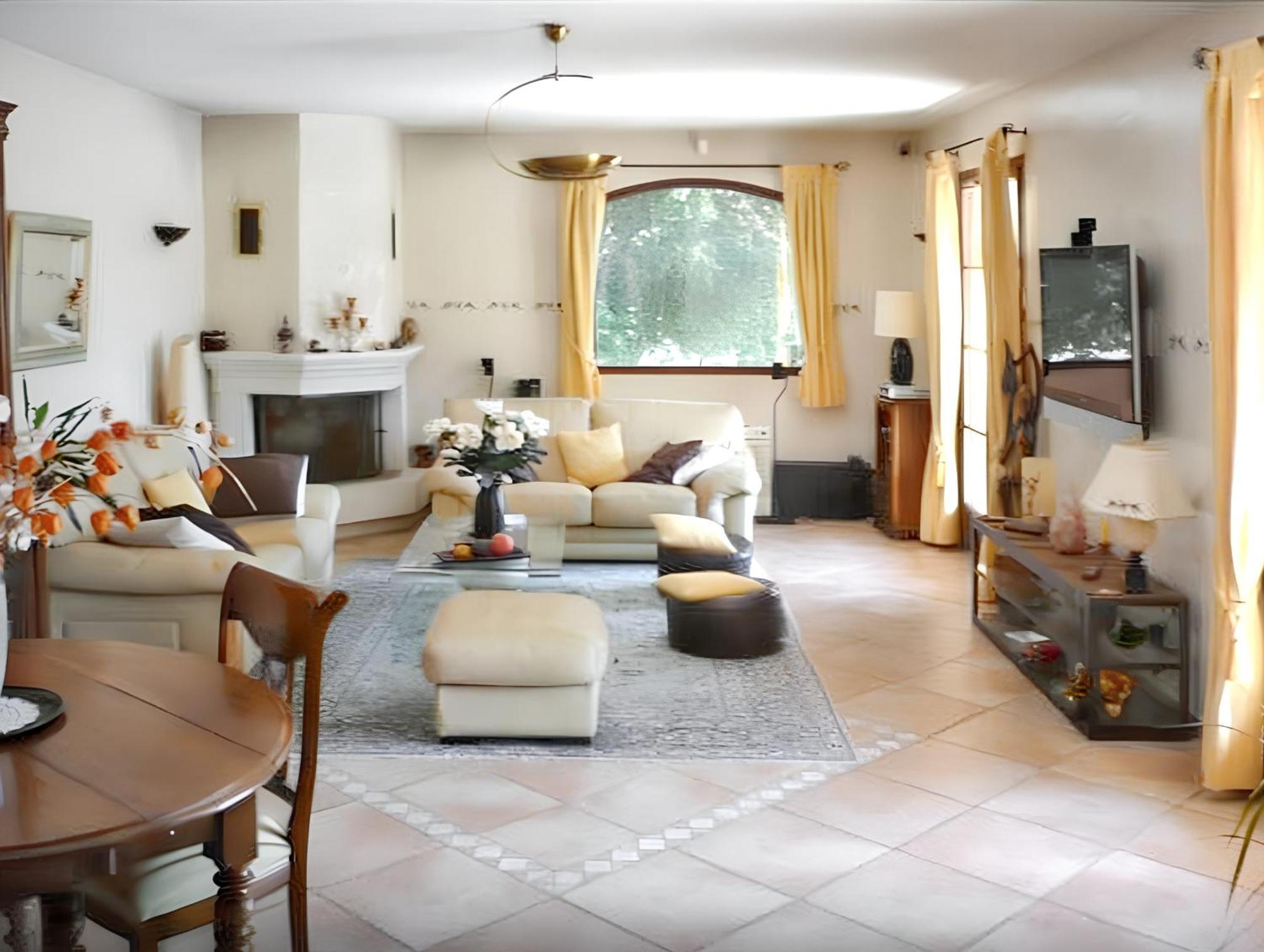 Villa Spacieuse Avec Piscine A Saint Maximin Luaran gambar