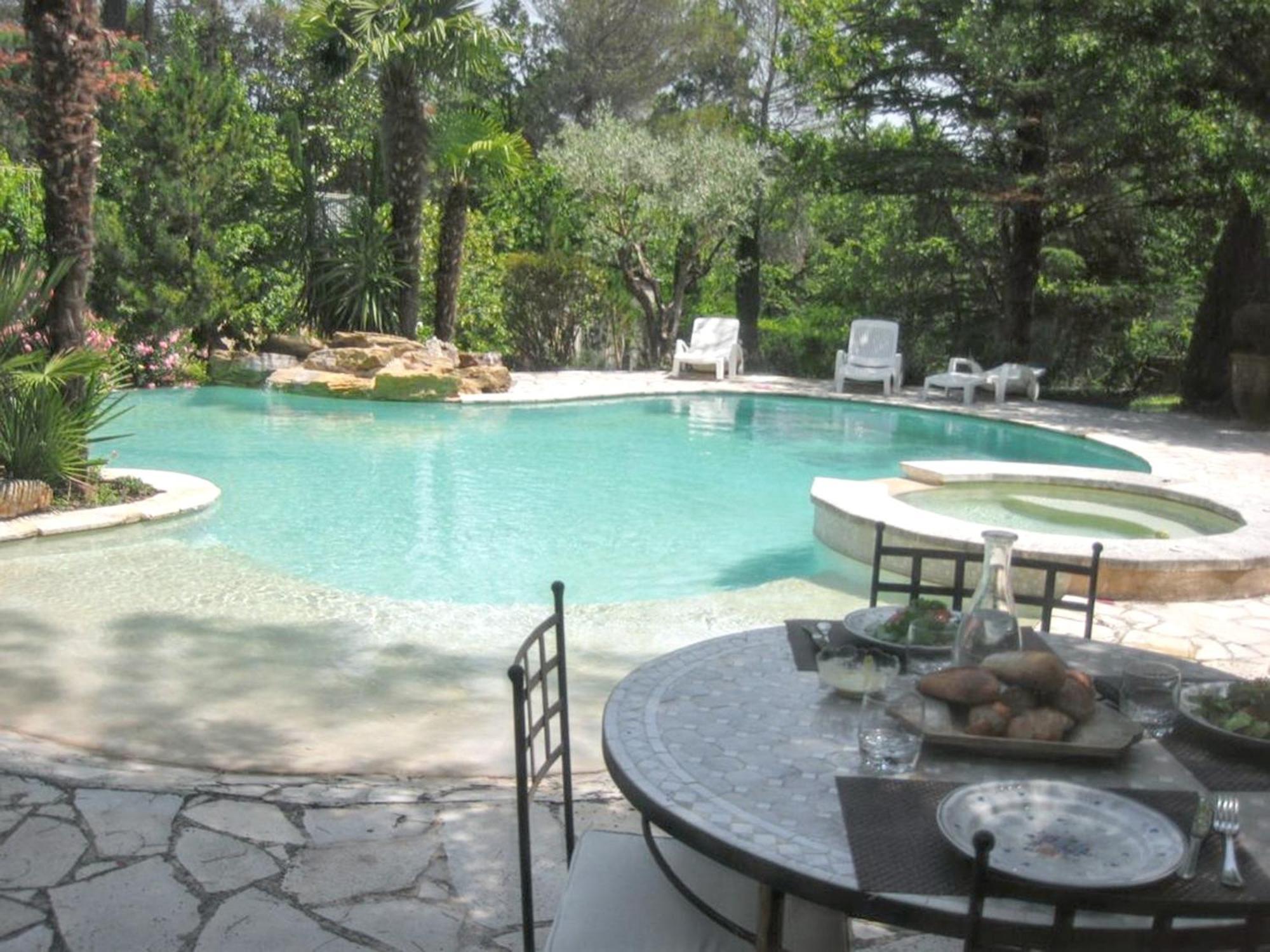 Villa Spacieuse Avec Piscine A Saint Maximin Luaran gambar