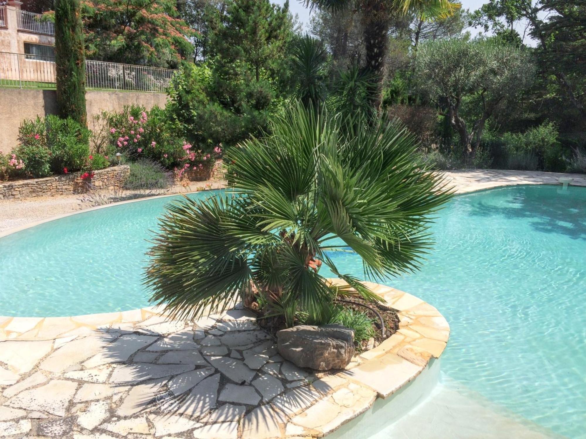 Villa Spacieuse Avec Piscine A Saint Maximin Luaran gambar