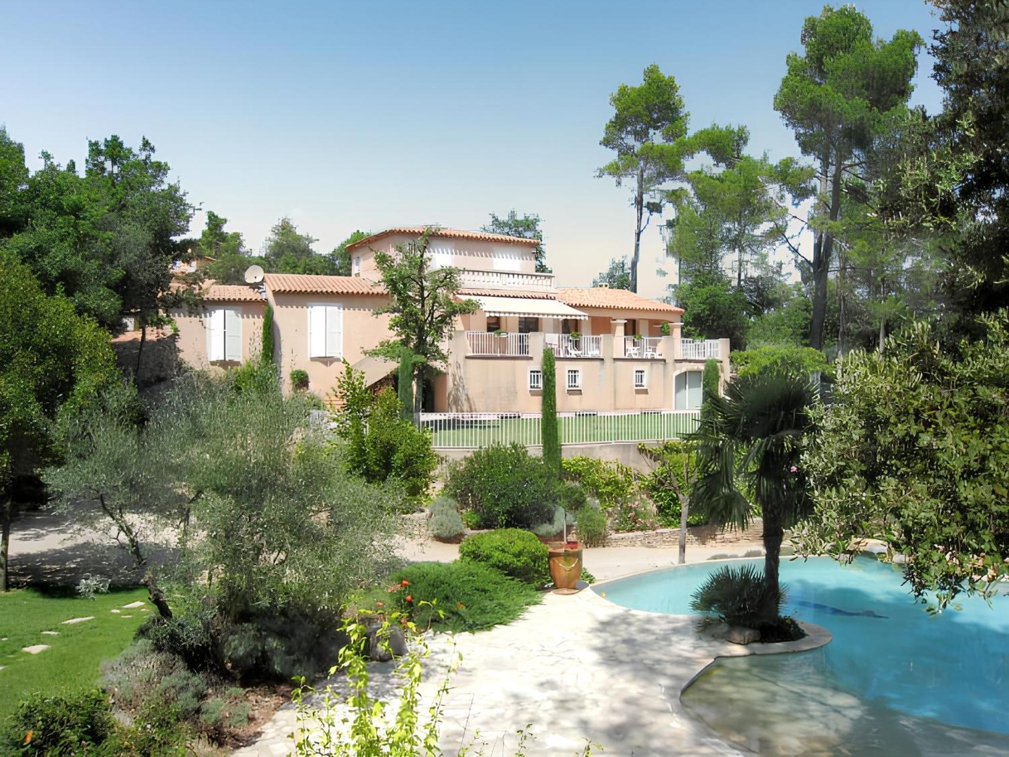 Villa Spacieuse Avec Piscine A Saint Maximin Luaran gambar